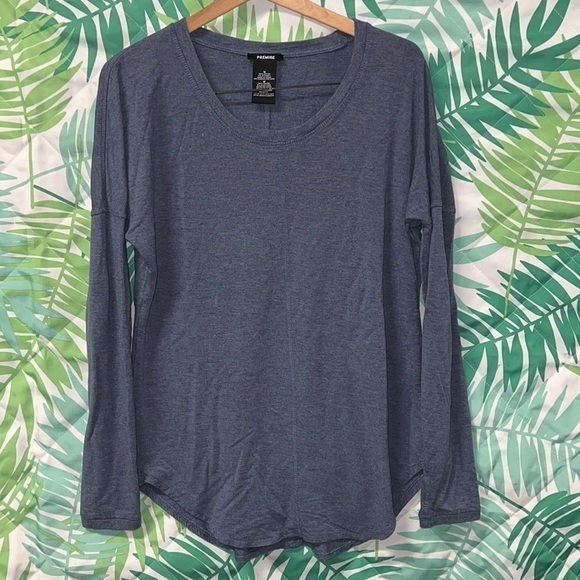 Premise Tops - Premise long sleeve top size medium color blue